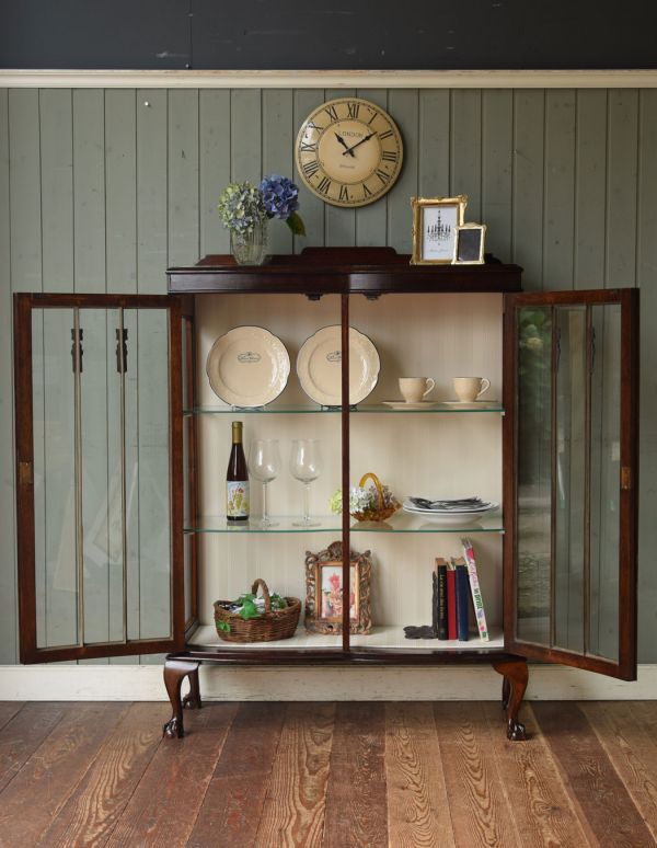 アンティークのキャビネット アンティーク家具 繊細な装飾のアンティーク家具、ガラスキャビネット(ショーケース)。3段あります。(q-516-f)