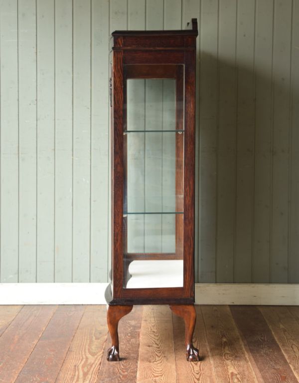アンティークのキャビネット アンティーク家具 繊細な装飾のアンティーク家具、ガラスキャビネット(ショーケース)。サイドもガラスなので、どこから見ても美しいです!しっかり作られているので、安心してお使いいただけます。(q-516-f)