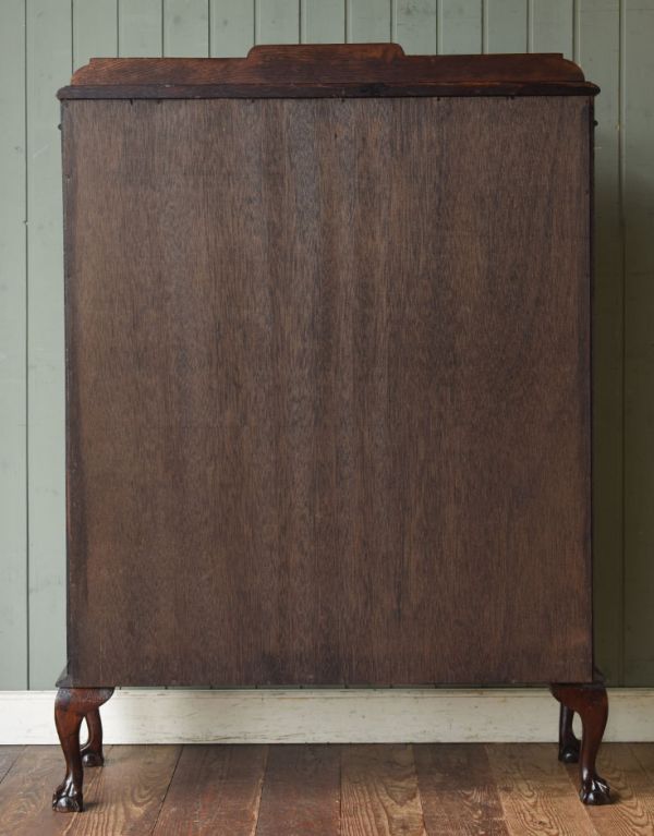 アンティークのキャビネット アンティーク家具 繊細な装飾のアンティーク家具、ガラスキャビネット(ショーケース)。キチンとメンテナンスをしているので、裏もキレイな状態です。(q-516-f)