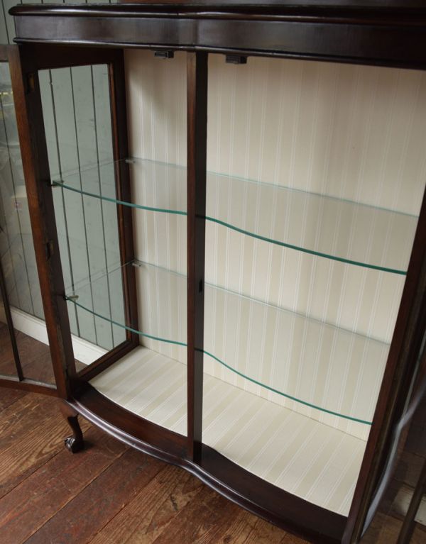 アンティークのキャビネット アンティーク家具 繊細な装飾のアンティーク家具、ガラスキャビネット(ショーケース)。中も美しい状態です。(q-516-f)