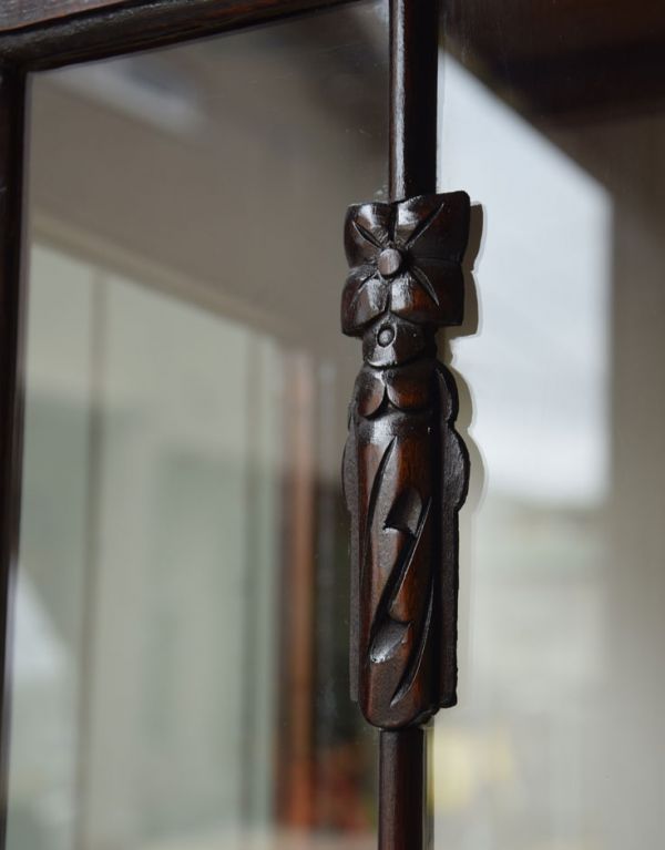 アンティークのキャビネット アンティーク家具 繊細な装飾のアンティーク家具、ガラスキャビネット(ショーケース)。ガラス扉にお花の彫の装飾があります。(q-516-f)