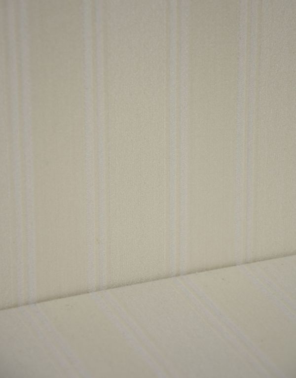 アンティークのキャビネット アンティーク家具 繊細な装飾のアンティーク家具、ガラスキャビネット(ショーケース)。柄物の食器やお気に入りのアイテムが引き立つようなシンプルな生地に新しく張り替えました。(q-516-f)