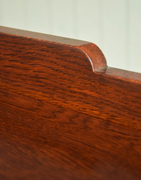 アンティークのキャビネット アンティーク家具 繊細な装飾のアンティーク家具、ガラスキャビネット(ショーケース)。トップのカッティングがさりげない飾りになっています。(q-516-f)