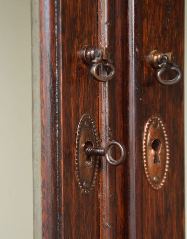 アンティークのキャビネット アンティーク家具 繊細な装飾のアンティーク家具、ガラスキャビネット(ショーケース)。取っ手がちょこんと付いています。(q-516-f)