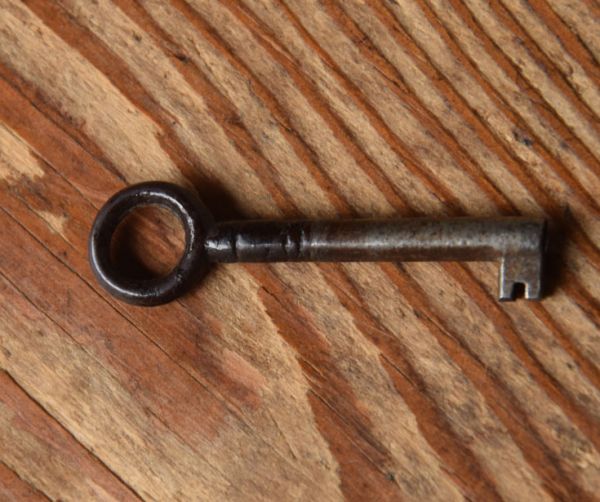 アンティークのキャビネット アンティーク家具 繊細な装飾のアンティーク家具、ガラスキャビネット(ショーケース)。アンティークの鍵をいっしょにお届けします。(q-516-f)