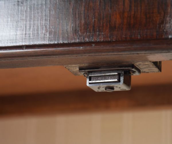 アンティークのキャビネット アンティーク家具 繊細な装飾のアンティーク家具、ガラスキャビネット(ショーケース)。扉にはマグネットが付いているので、開け閉めがスムーズです。(q-516-f)