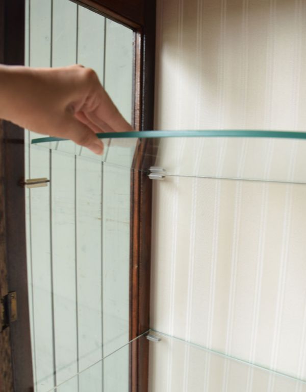 アンティークのキャビネット アンティーク家具 繊細な装飾のアンティーク家具、ガラスキャビネット(ショーケース)。ガラスの棚板は可動です。(q-516-f)