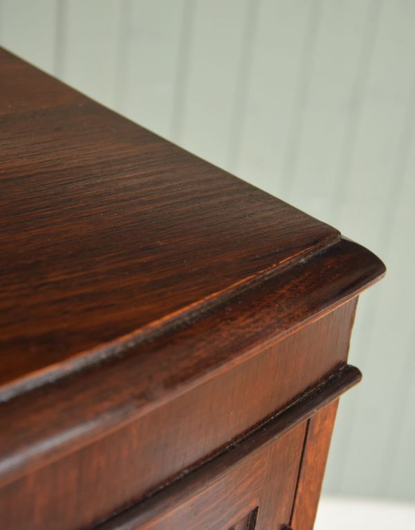 アンティークのキャビネット アンティーク家具 繊細な装飾のアンティーク家具、ガラスキャビネット(ショーケース)。アンティークの風合いがある美しい木目です。(q-516-f)