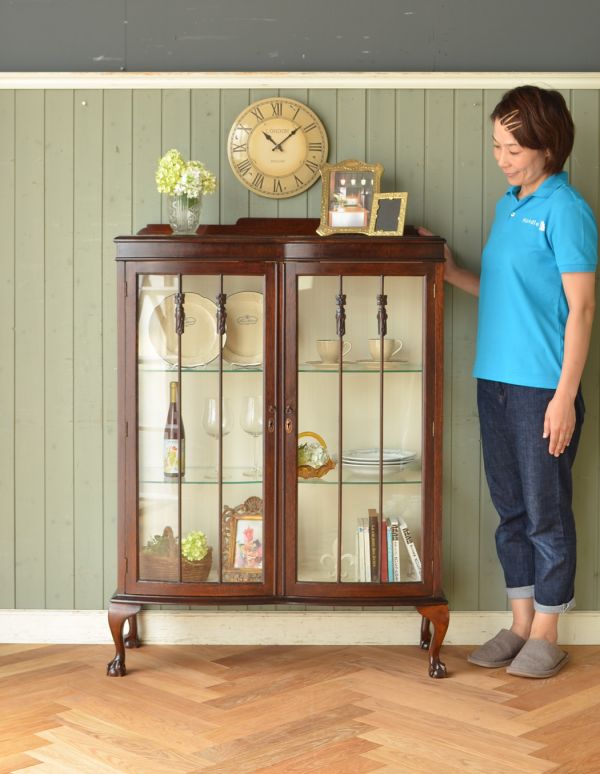 アンティークのキャビネット アンティーク家具 繊細な装飾のアンティーク家具、ガラスキャビネット(ショーケース)。ショーケースのように、お気に入りの雑貨や食器を並べてみましょう。(q-516-f)