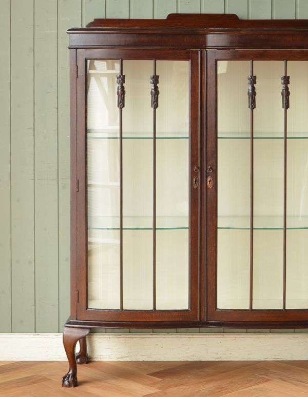 アンティークのキャビネット アンティーク家具 繊細な装飾のアンティーク家具、ガラスキャビネット(ショーケース)。幅が広くて、存在感と迫力があります。(q-516-f)