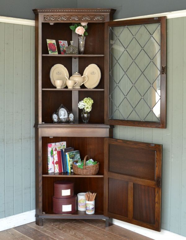 アンティークのキャビネット　アンティーク家具　扉が美しいアンティークの英国家具、コーナーガラスキャビネット。ガラス棚の棚板も三角形。(q-517-f)