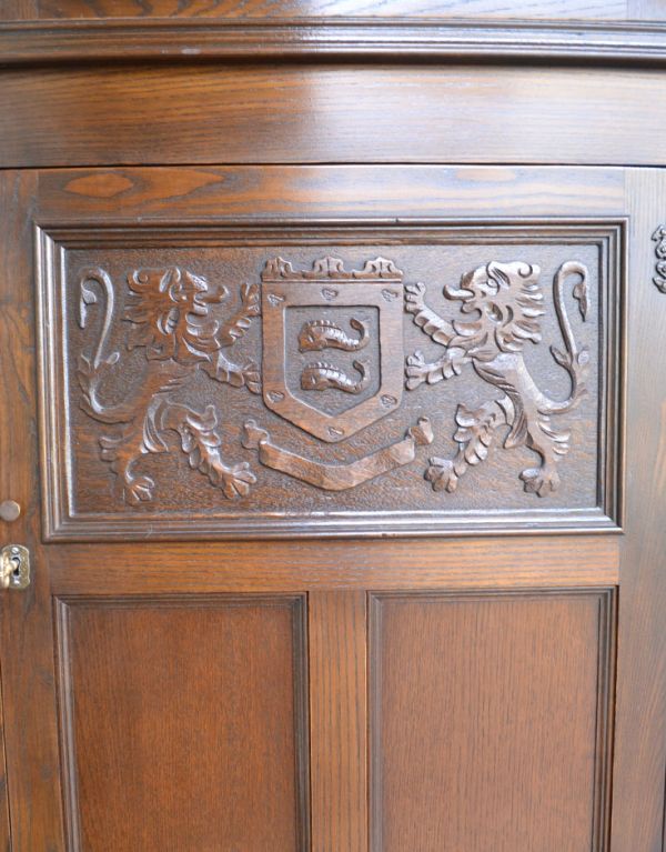 アンティークのキャビネット　アンティーク家具　扉が美しいアンティークの英国家具、コーナーガラスキャビネット。板戸は、彫がキレイに入っています。(q-517-f)