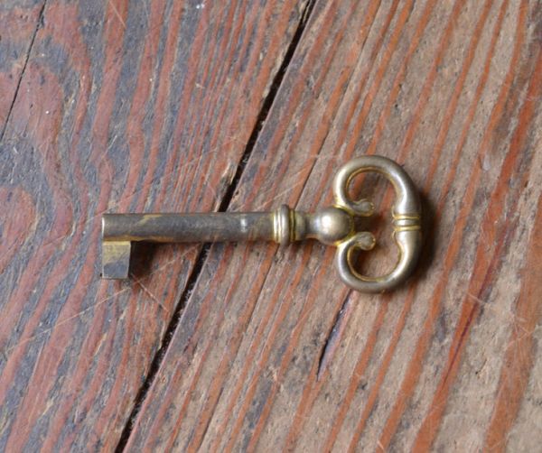 アンティークのキャビネット　アンティーク家具　扉が美しいアンティークの英国家具、コーナーガラスキャビネット。アンティークの鍵をいっしょにお届けします。(q-517-f)