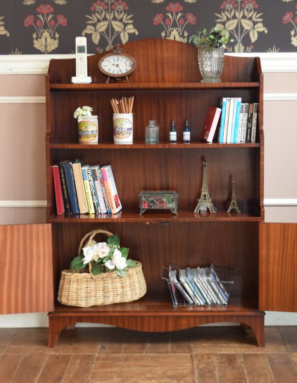 アンティークのキャビネット　アンティーク家具　英国のアンティーク家具、扉収納付きのスタンディングブックシェルフ（本棚） 。見た目の美しさはモチロン、しっかり収納力もある優れたブックシェルフです。(q-519-f)