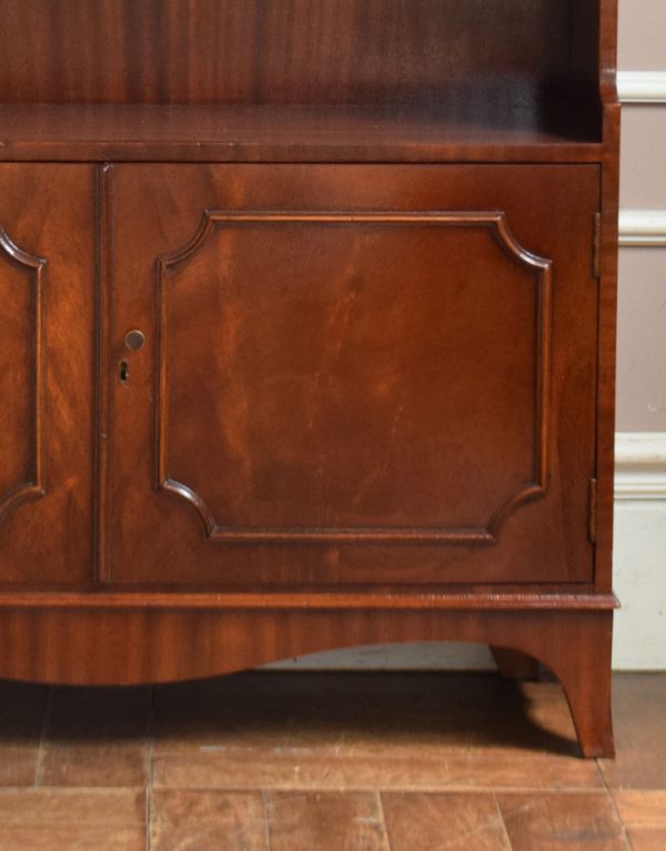 アンティークのキャビネット　アンティーク家具　英国のアンティーク家具、扉収納付きのスタンディングブックシェルフ（本棚） 。下扉には、英国家具らしいかっこいい装飾があります。(q-519-f)