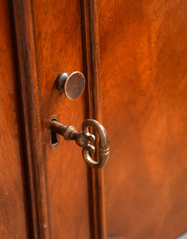 アンティークのキャビネット　アンティーク家具　英国のアンティーク家具、扉収納付きのスタンディングブックシェルフ（本棚） 。可愛い取っ手がちょこんと付いています。(q-519-f)