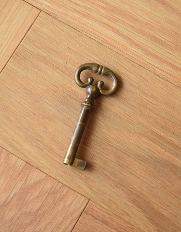 アンティークのキャビネット　アンティーク家具　英国のアンティーク家具、扉収納付きのスタンディングブックシェルフ（本棚） 。アンティークの鍵が付いています。(q-519-f)