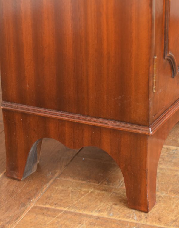 アンティークのキャビネット　アンティーク家具　英国のアンティーク家具、扉収納付きのスタンディングブックシェルフ（本棚） 。安定感のある脚がしっかり支えます。(q-519-f)