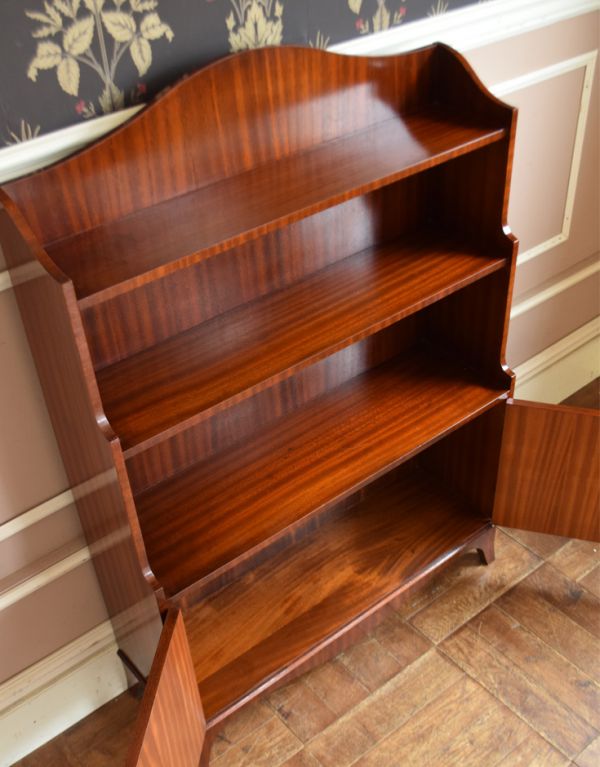 アンティークのキャビネット　アンティーク家具　英国のアンティーク家具、扉収納付きのスタンディングブックシェルフ（本棚） 。内側も茶色なので落ち着きがあってかっこいいです。(q-519-f)