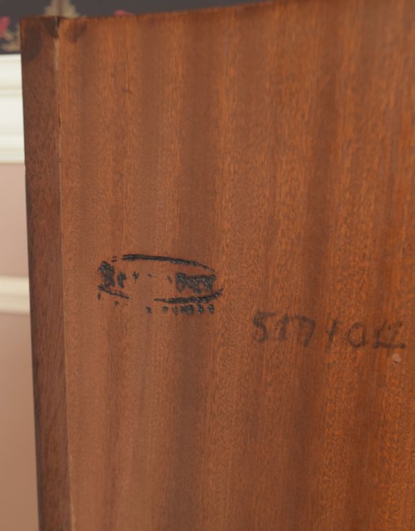 アンティークのキャビネット　アンティーク家具　英国のアンティーク家具、扉収納付きのスタンディングブックシェルフ（本棚） 。裏側にサインが残っていました。(q-519-f)