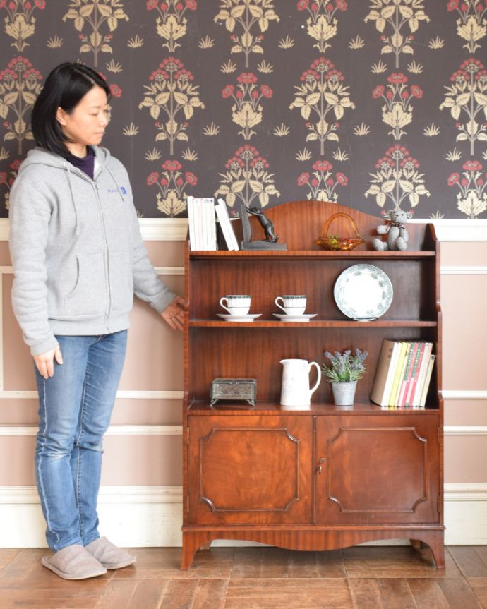 アンティークのキャビネット　アンティーク家具　英国のアンティーク家具、扉収納付きのスタンディングブックシェルフ（本棚） 。本棚としてはもちろん、グラスや食器を並べて飾り棚としても素敵ですよ。(q-519-f)