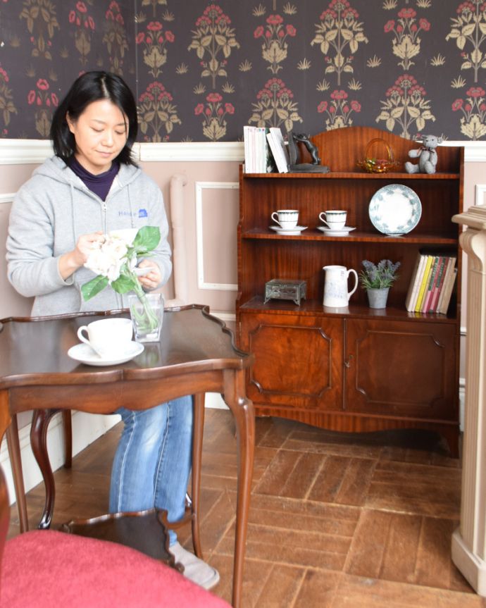 アンティークのキャビネット　アンティーク家具　英国のアンティーク家具、扉収納付きのスタンディングブックシェルフ（本棚） 。何にでも使えちゃうオープンシェルフオープンタイプの収納は、どんな場所でも便利に使える家具。(q-519-f)