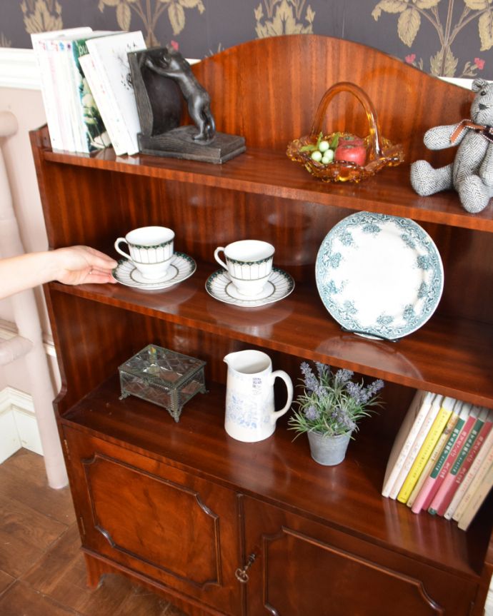 アンティークのキャビネット　アンティーク家具　英国のアンティーク家具、扉収納付きのスタンディングブックシェルフ（本棚） 。本以外にどんなものを飾っても素敵に見えちゃう･･･。(q-519-f)