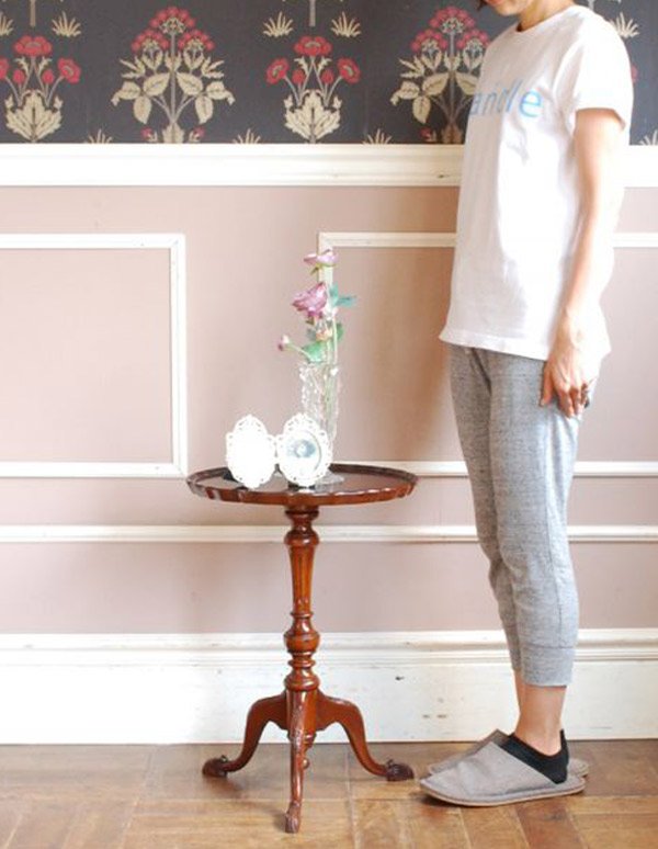 ロイドテーブル アンティーク家具 キレイなアンティーク英国家具、ウォルナット材のワインテーブル。玄関で花器を飾ったり、ソファの前に持ってくれば、ちょうどいいサイドテーブルに。(q-520-f)