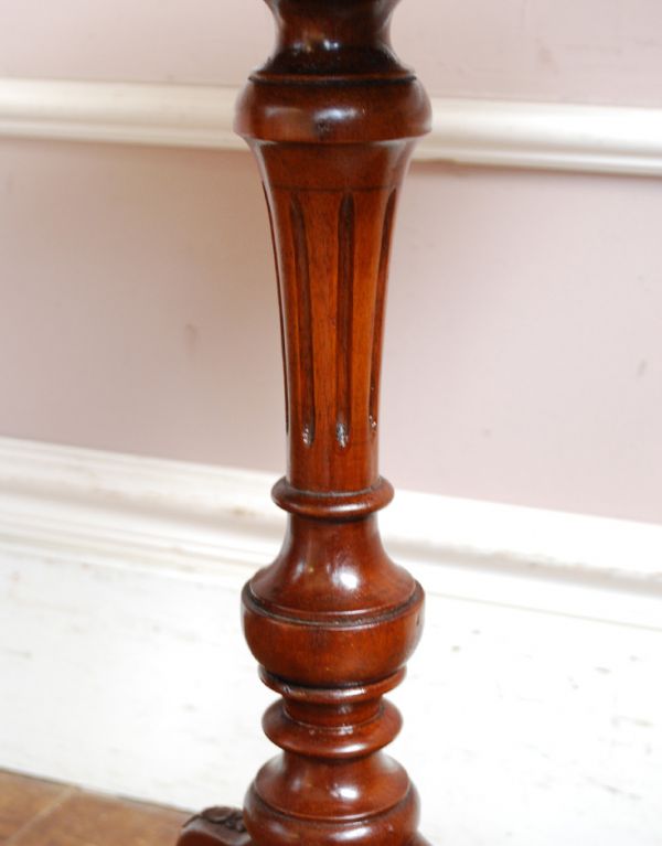 ロイドテーブル アンティーク家具 キレイなアンティーク英国家具、ウォルナット材のワインテーブル。1つ1つキレイな装飾には、思わずうっとりしてしまいます。(q-520-f)