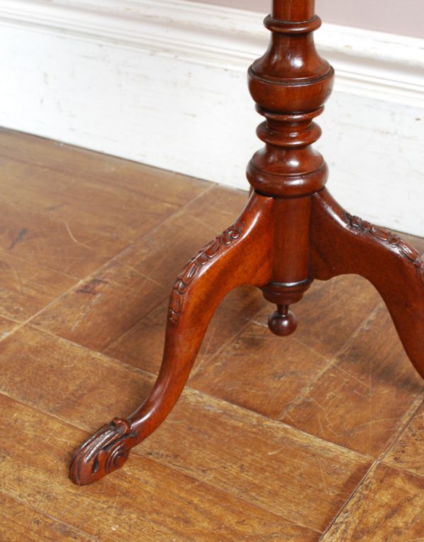ロイドテーブル アンティーク家具 キレイなアンティーク英国家具、ウォルナット材のワインテーブル。女性らしい可憐なテーブルです。(q-520-f)