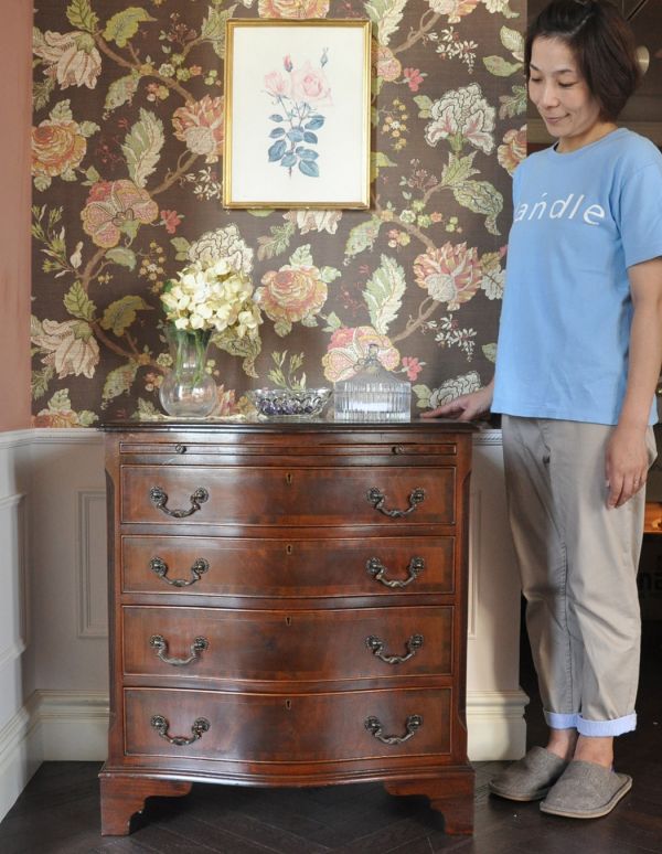 アンティークのチェスト アンティーク家具 クラシックなアンティーク英国家具、マホガニー材の4段チェスト。高級感があって女性らしい優しいシルエット。(q-521-f)