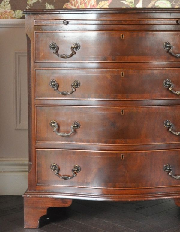 アンティークのチェスト アンティーク家具 クラシックなアンティーク英国家具、マホガニー材の4段チェスト。品のある色合いと木目です。(q-521-f)