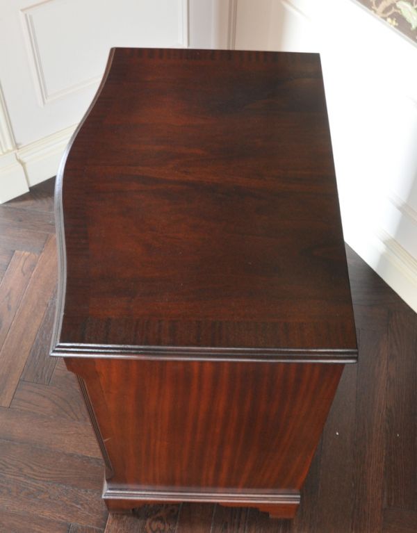 アンティークのチェスト アンティーク家具 クラシックなアンティーク英国家具、マホガニー材の4段チェスト。天板も木目がキレイです。(q-521-f)