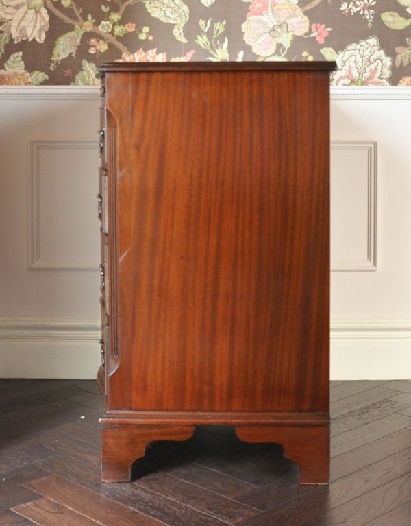 アンティークのチェスト アンティーク家具 クラシックなアンティーク英国家具、マホガニー材の4段チェスト。サイドから見ても絵になります。(q-521-f)