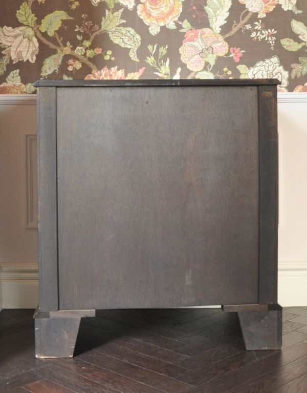 アンティークのチェスト アンティーク家具 クラシックなアンティーク英国家具、マホガニー材の4段チェスト。しっかりメンテナンスしているので、裏側もキレイです。(q-521-f)