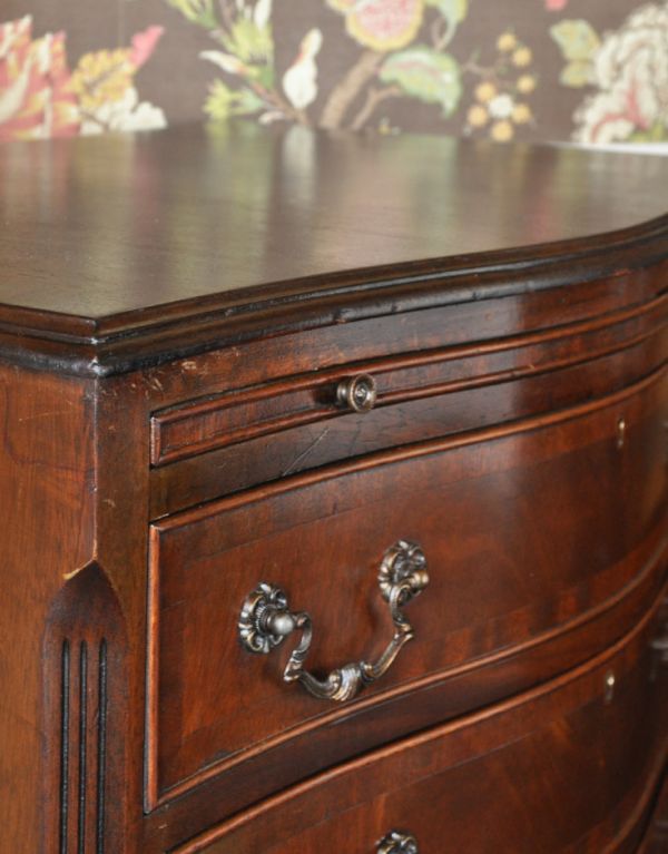 アンティークのチェスト アンティーク家具 クラシックなアンティーク英国家具、マホガニー材の4段チェスト。サイドもキレイな状態です。(q-521-f)