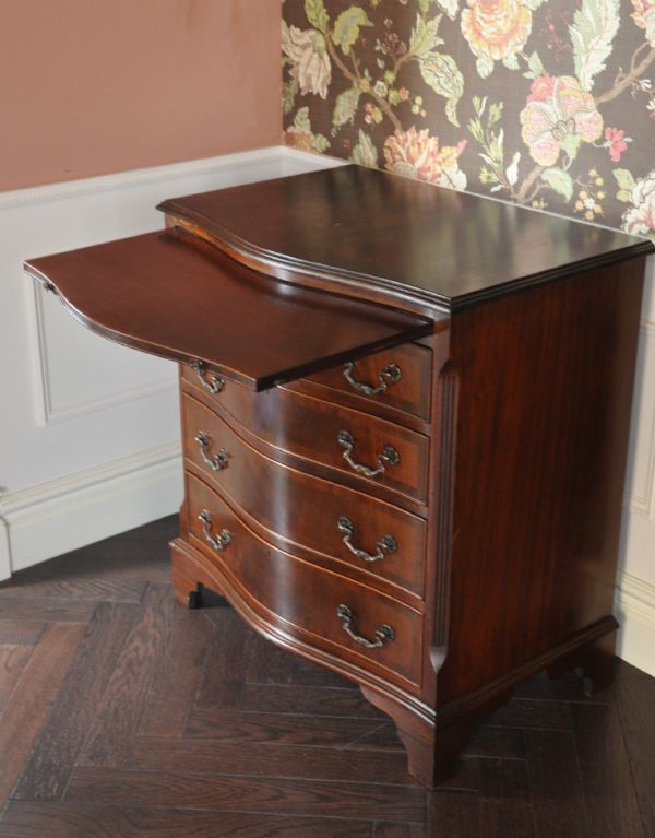 アンティークのチェスト アンティーク家具 クラシックなアンティーク英国家具、マホガニー材の4段チェスト。実は、トレイが付いています!そばに椅子を置いて、デスクのように使ってもいいですね。(q-521-f)