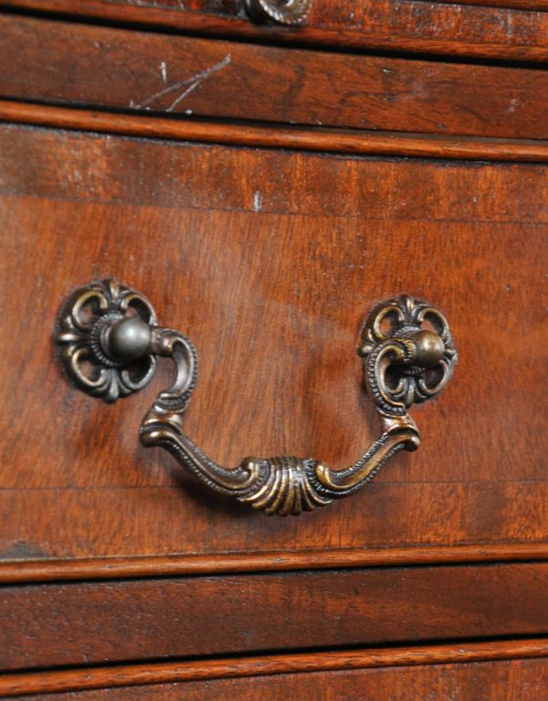 アンティークのチェスト アンティーク家具 クラシックなアンティーク英国家具、マホガニー材の4段チェスト。ハンドル形のオシャレな取っ手です。(q-521-f)