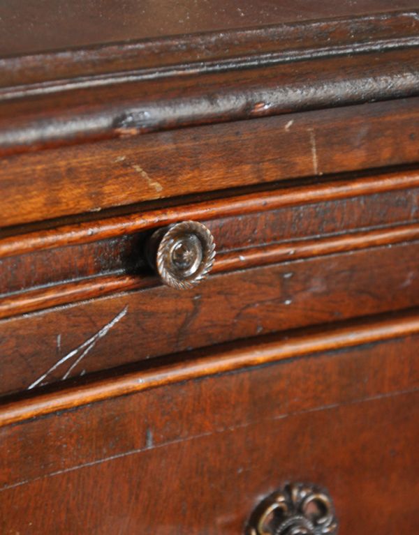 アンティークのチェスト アンティーク家具 クラシックなアンティーク英国家具、マホガニー材の4段チェスト。トレイの開閉には、この丸い取っ手を引き出します。(q-521-f)