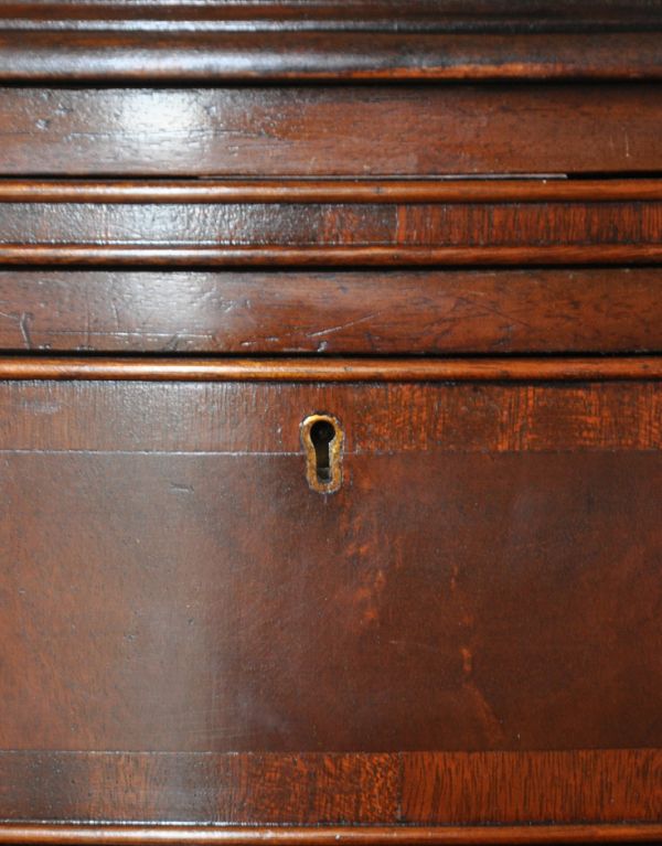 アンティークのチェスト アンティーク家具 クラシックなアンティーク英国家具、マホガニー材の4段チェスト。鍵穴が4ヶ所にあります。(q-521-f)