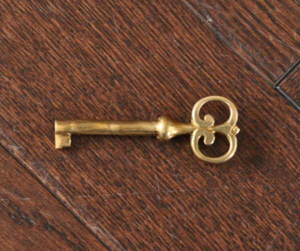 アンティークのチェスト アンティーク家具 クラシックなアンティーク英国家具、マホガニー材の4段チェスト。アンティークの鍵がついています。(q-521-f)