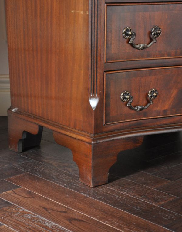 アンティークのチェスト アンティーク家具 クラシックなアンティーク英国家具、マホガニー材の4段チェスト。彫がキレイな脚です。(q-521-f)