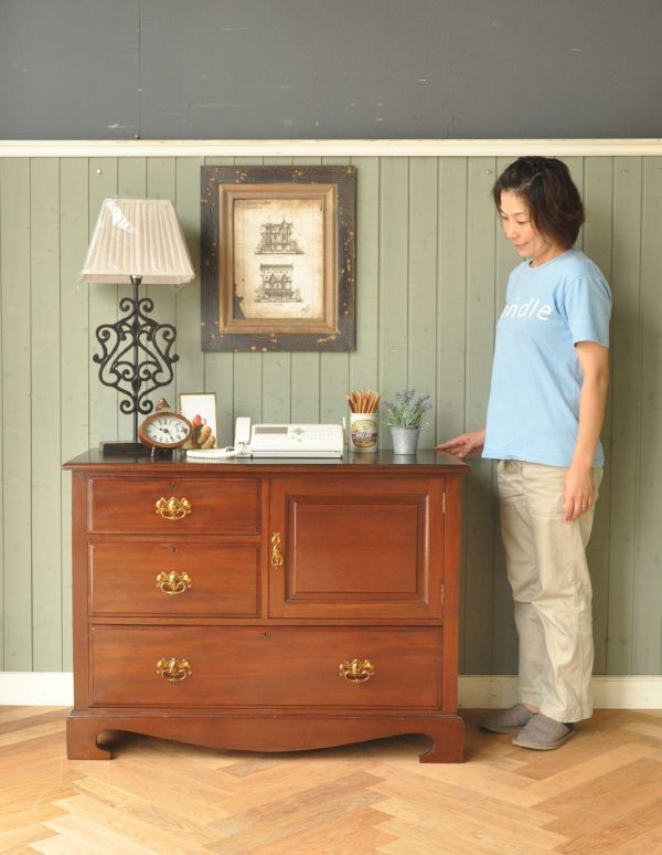 アンティークのチェスト　アンティーク家具　英国インテリアのアンティーク家具、カップボードチェスト（食器棚）。中が見えないので、生活感が出てしまう細々した物をたっぷり収納するのにピッタリです！（モデルの身長は163cmです）【 全体 】幅106.5×奥行49×高さ80cm。(q-522-f)