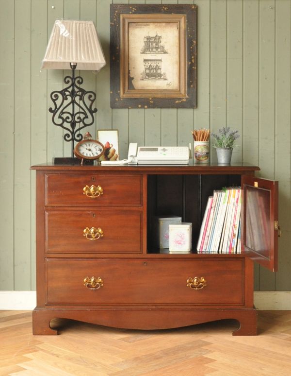 アンティークのチェスト　アンティーク家具　英国インテリアのアンティーク家具、カップボードチェスト（食器棚）。扉の中には食器や、雑誌がたっぷりと収納できます。(q-522-f)