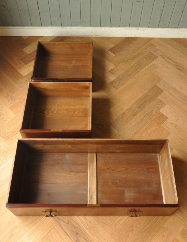 アンティークのチェスト　アンティーク家具　英国インテリアのアンティーク家具、カップボードチェスト（食器棚）。引き出しは全部で３杯。(q-522-f)