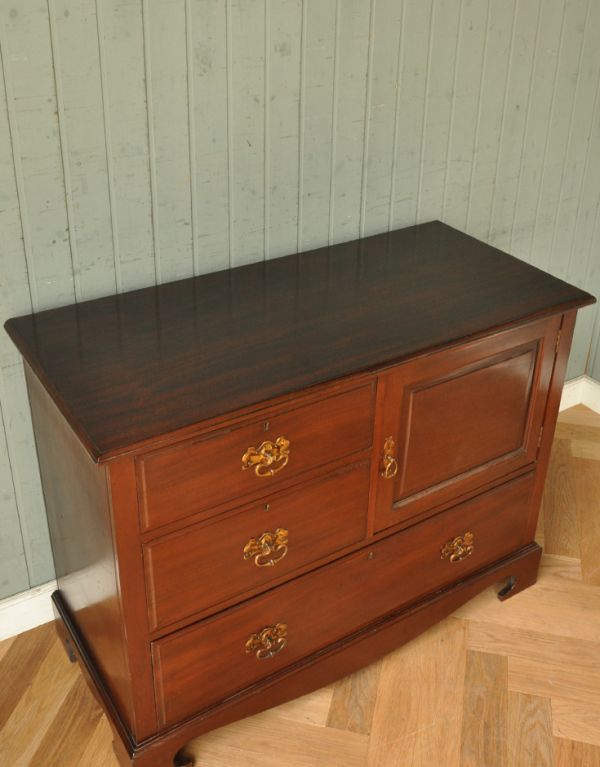 アンティークのチェスト　アンティーク家具　英国インテリアのアンティーク家具、カップボードチェスト（食器棚）。天板もキレイな状態で仕上げてあります。(q-522-f)