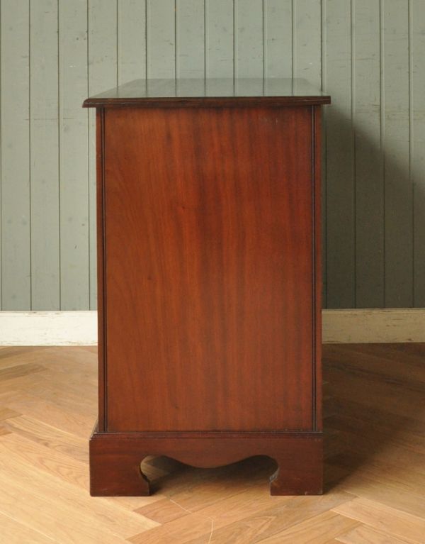 アンティークのチェスト　アンティーク家具　英国インテリアのアンティーク家具、カップボードチェスト（食器棚）。サイドもしっかり作られています。(q-522-f)