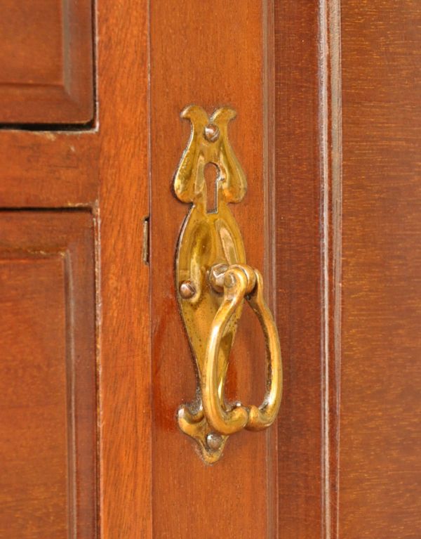 アンティークのチェスト　アンティーク家具　英国インテリアのアンティーク家具、カップボードチェスト（食器棚）。アンティークならではの凝った形の取っ手です。(q-522-f)
