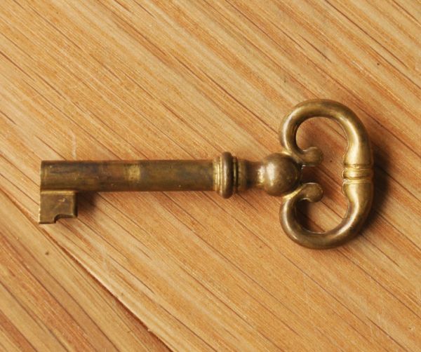 アンティークのチェスト　アンティーク家具　英国インテリアのアンティーク家具、カップボードチェスト（食器棚）。３ヶ所共通で使える鍵が１本付いています。(q-522-f)