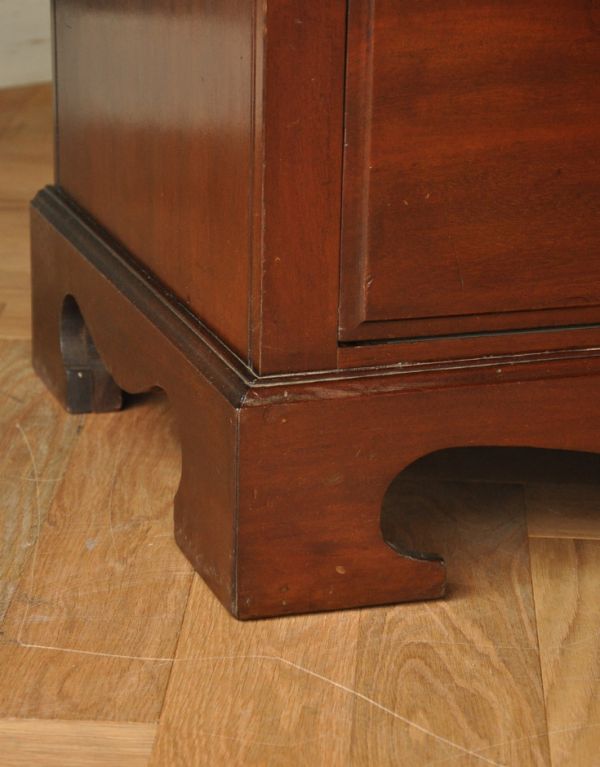 アンティークのチェスト　アンティーク家具　英国インテリアのアンティーク家具、カップボードチェスト（食器棚）。安定感のある脚がしっかり支えます。(q-522-f)